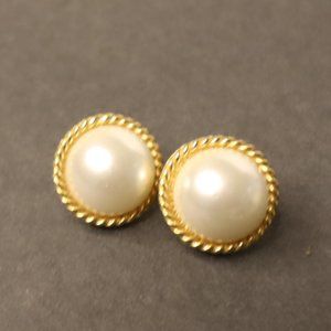 Women's Round Gold Pearl Earrings Size OS
